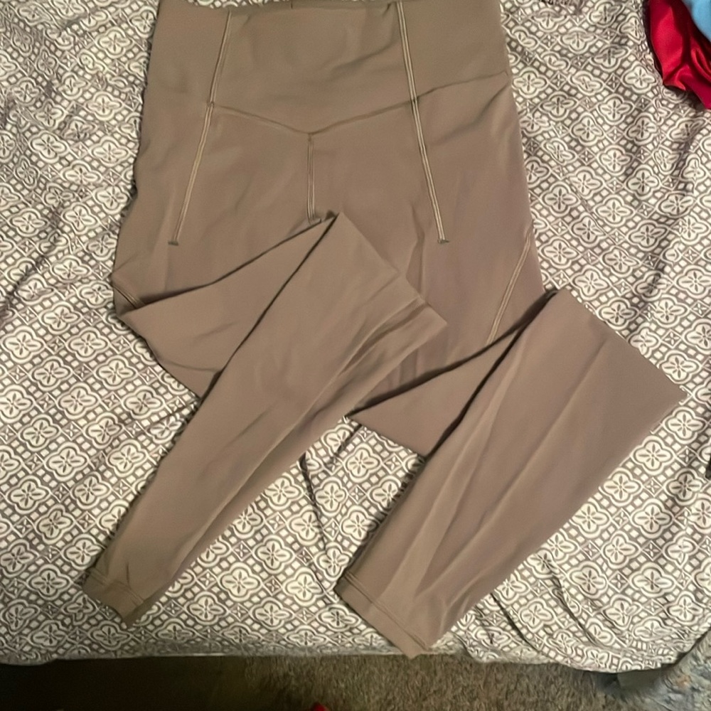 Green Lululemon Wonder Train Size 6; perfect condition